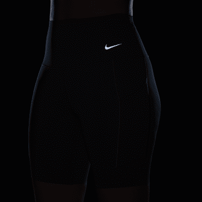 Shorts de ciclismo con bolsillos de 20 cm de tiro alto y media sujeción para mujer Nike Universa