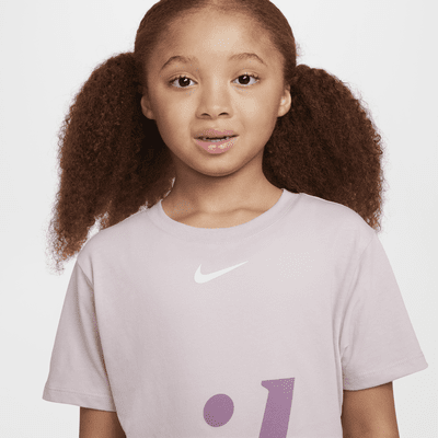 Nike bequemes T-Shirt mit Grafik (jüngere Kinder)