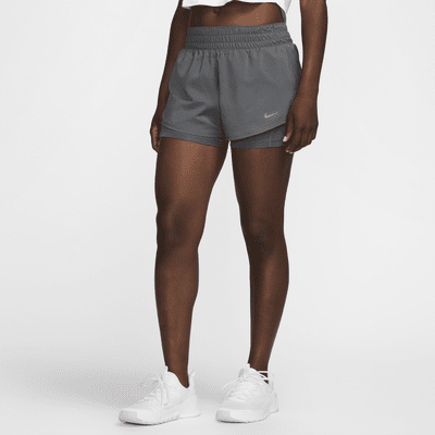 Nike One Dri-FIT 2-i-1 dameshorts med mellomhøyt (8 cm)