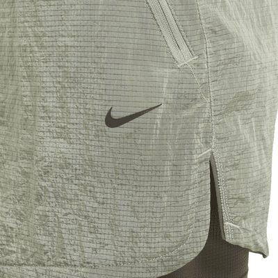 กางเกงวิ่งขาสั้น 5 นิ้ว 2-in-1 เคลือบกันน้ำผู้ชาย Dri-FIT Nike Stride Running Division