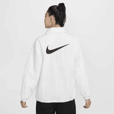 เสื้อแจ็คเก็ตโค้ช UV แบบทอโอเวอร์ไซส์ผู้หญิง Nike Sportswear Essential