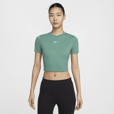 เสื้อยืดเอวลอยทรงเข้ารูปผู้หญิง Nike Sportswear Essential