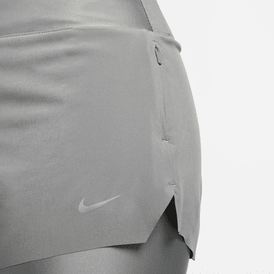 Nike Dri-FIT Swift-2-i-1-løbeshorts (7,5 cm) med mellemhøj talje og lommer til kvinder 