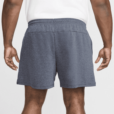 Shorts Dri-FIT de 18 cm sin forro con protección UV versátiles para hombre Nike Primary