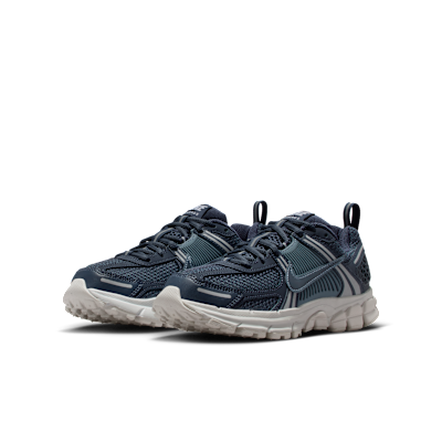 Tenis con detalles reflejantes para niños grandes Nike Vomero 5