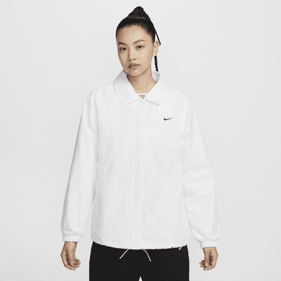 เสื้อแจ็คเก็ตโค้ช UV แบบทอโอเวอร์ไซส์ผู้หญิง Nike Sportswear Essential