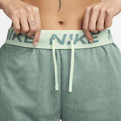 Shorts de fitness sin forro de tiro medio Dri-FIT de 13 cm para mujer Nike Attack