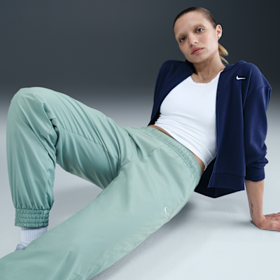 Joggers de tiro medio holgados con protección contra los rayos UV para mujer Nike Sportswear Classic Wovens