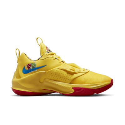 Freak 3 Basketball Shoes