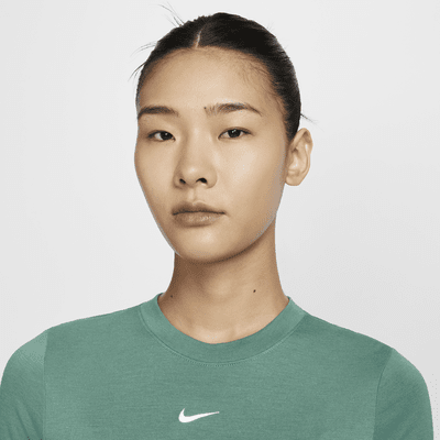 เสื้อยืดเอวลอยทรงเข้ารูปผู้หญิง Nike Sportswear Essential