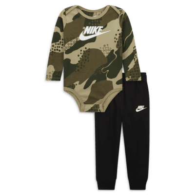 Nike Sportswear Club Camo Bodysuit and Pants Set Baby 2-Piece Set