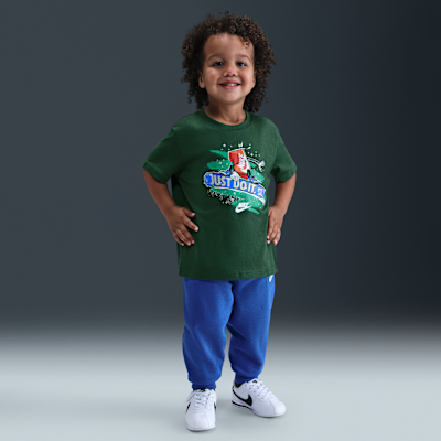 Playera con gráfico de Boxy practicando snowboarding para niños talla pequeña Nike