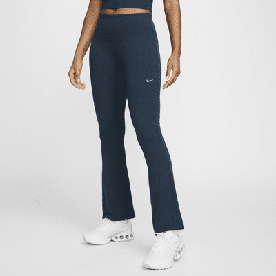 Leggings acampanados de tela de minicanalé ajustados para mujer Nike Sportswear Chill Knit