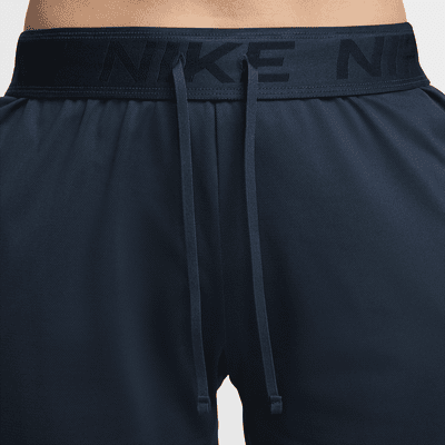 Nike Attack ufôret treningsshorts med Dri-FIT og mellomhøyt liv til dame (12,5 cm)