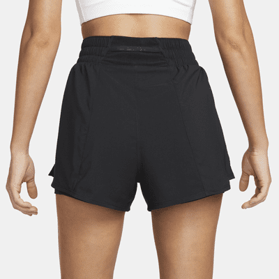 Højtaljede Nike One-Dri-FIT-2-in-1-shorts (7,5 cm) til kvinder