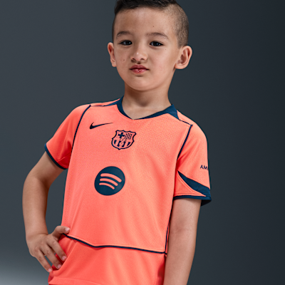 FC Barcelona 2025/26 Stadyum Üçüncü Nike Dri-FIT Total 90 3 Parça Küçük Çocuk Futbol Forması