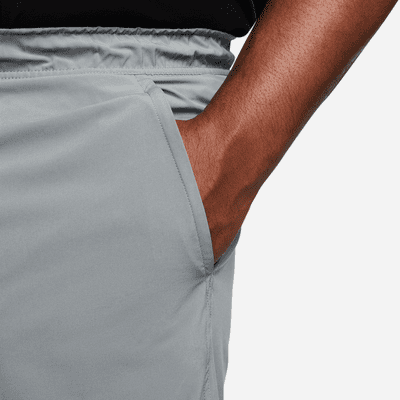 Shorts versátiles sin forro Dri-FIT de 23 cm para hombre Nike Unlimited