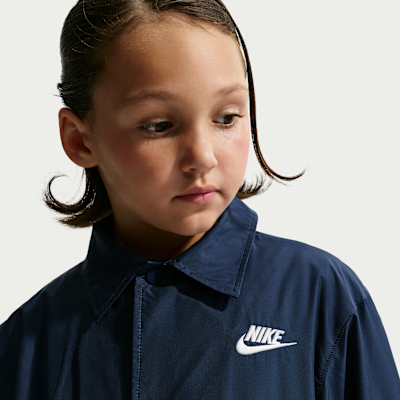 Chamarra de entrenador Repel para niños talla grande Nike Sportswear Club