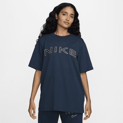 Nike Sportswear kortermet T-skjorte med trykk og ledig passform til dame