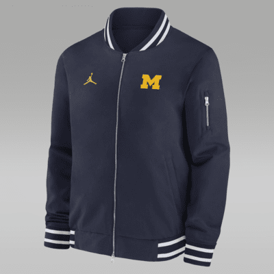 Chamarra bomber universitaria Jordan de cierre completo para hombre Michigan Wolverines Sideline