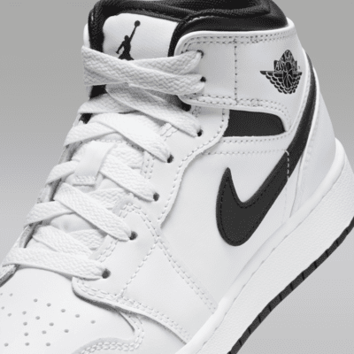 Air Jordan 1 Mid Older Kids' Shoes