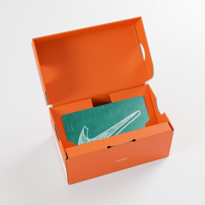 La tarjeta de regalo Nike se envía por correo en una minicaja de tenis Nike