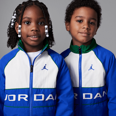 Conjunto con ribetes de rompevientos de dos piezas Jordan para niños talla pequeña