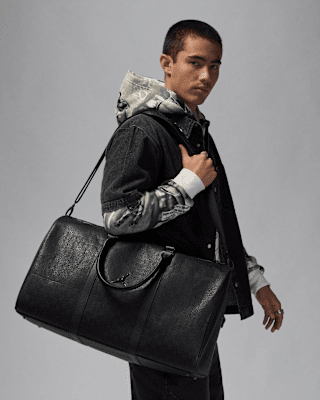 NIKE公式】ジョーダン モノグラム ダッフルバッグ (40L).オンライン 