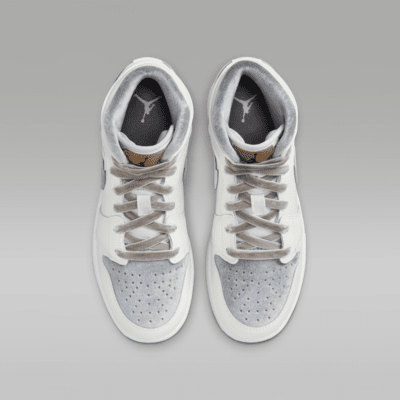 Air Jordan 1 Mid SE Older Kids' Shoes. Nike IL