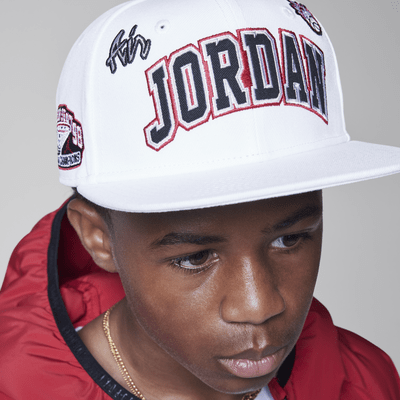 Gorra con visera plana para niños grandes Jordan Patch Pack