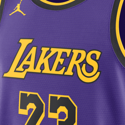 Los Angeles Lakers Statement Edition Jordan Dri-FIT NBA Swingman Trikot für Herren