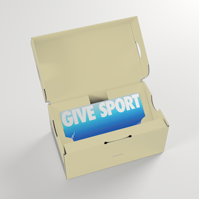 La tarjeta de regalo Nike se envía por correo en una minicaja de tenis Nike