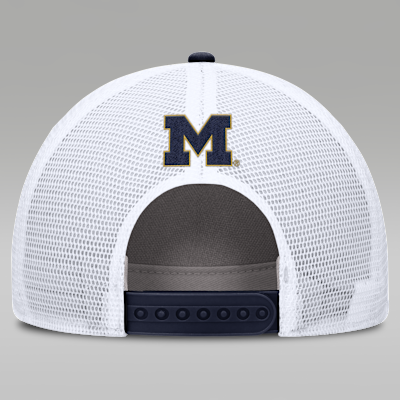 Gorra de rejilla universitaria Nike marca Jordan ajustable para hombre Michigan On-Field Rise