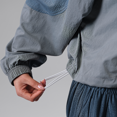 Sudadera sin cierre Jordan Brooklyn de manga larga de tejido Woven con gráfico para mujer