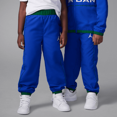 Conjunto con ribetes de rompevientos de dos piezas Jordan para niños talla pequeña