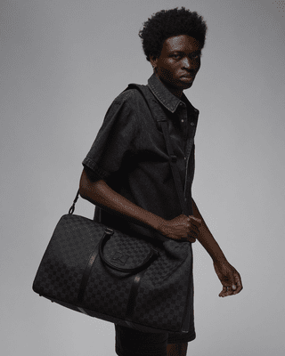 NIKE公式】ジョーダン モノグラム ダッフルバッグ (40L).オンライン 