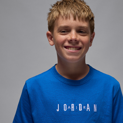 Playera con logotipo bordado Jordan para niños talla grande