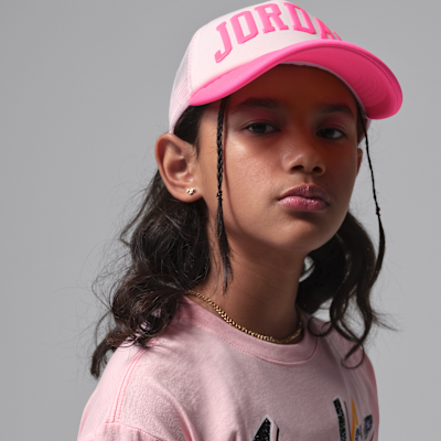 Playera con tipografía She's On Fire para niños talla grande Jordan