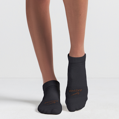 Meias pelo tornozelo Dri-FIT NikeSKIMS para mulher (3 pares)