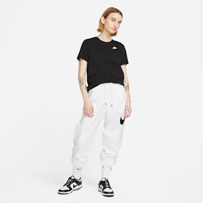 Nike Sportswear Club Essentials Kadın Tişörtü görsel 4