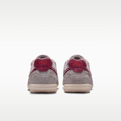 나이키 주니어 티엠포 스트리트가토 PRM 주니어 실내 코트 로우 탑 축구화