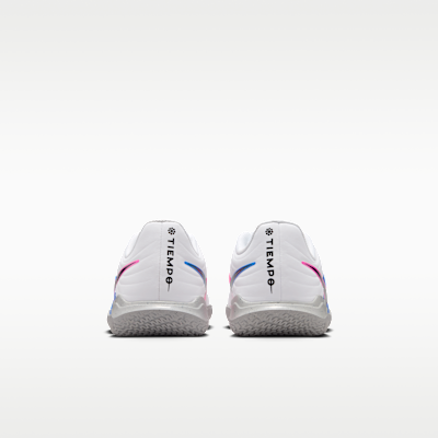 Tacos de fútbol de corte low para cancha cubierta Nike Jr. Tiempo Maestro Club