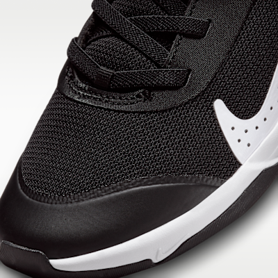 Nike Omni Multi-Court Schuh für jüngere Kinder