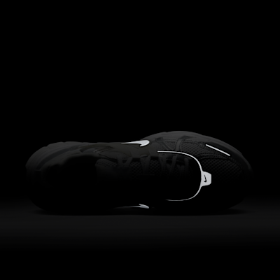 รองเท้าผู้หญิง Nike V2K Run พร้อมส่วนเน้นสะท้อนแสง