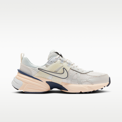 ナイキ V2K ラン ウィメンズシューズ リフレクティブ (再帰反射) アクセント付き