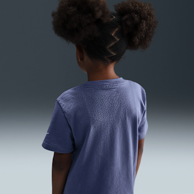 Playera Evergreen para niños talla pequeña Nike Futura