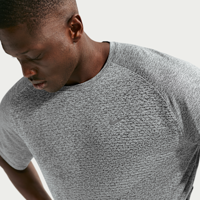 Nike Stride Dri-FIT ADV Kısa Kollu Erkek Koşu Üstü görsel 8