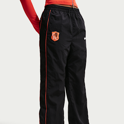 Pantalon taille haute à ourlet ouvert Nike Football Chelsea FC Windrunner pour femme