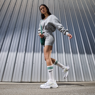 รองเท้าผู้หญิง Nike V2K Run พร้อมส่วนเน้นสะท้อนแสง