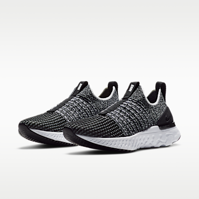 รองเท้าวิ่งโร้ดรันนิ่งผู้หญิง Nike Phantom Run 2